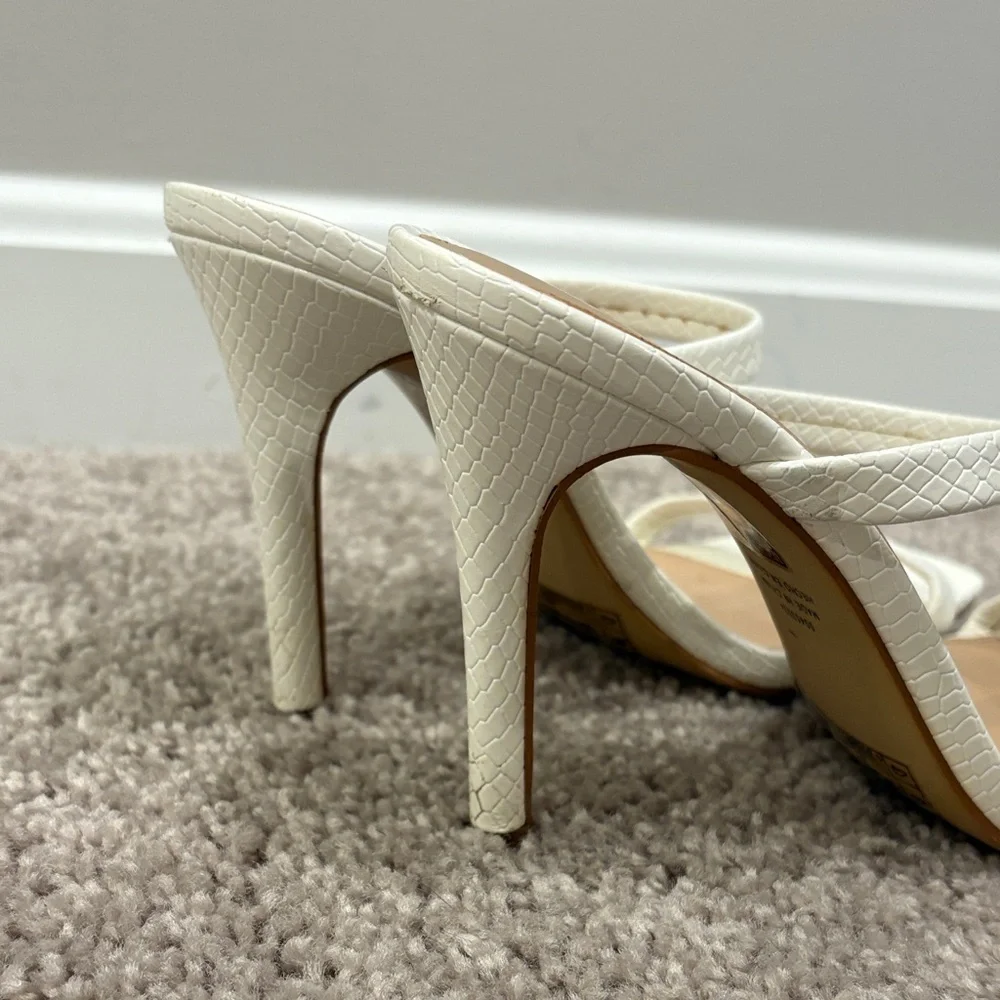 White strappy sandal heels - Picture 2 of 2